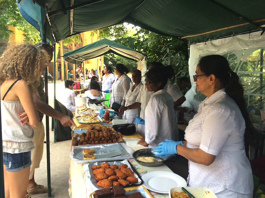 temple-bouddhique-stands-fete-bouddha-sri-lanka-4