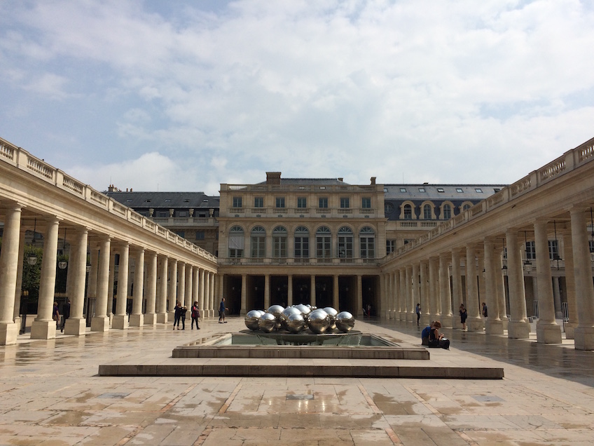 Palais-royal-fontaine-boule-pol-bury
