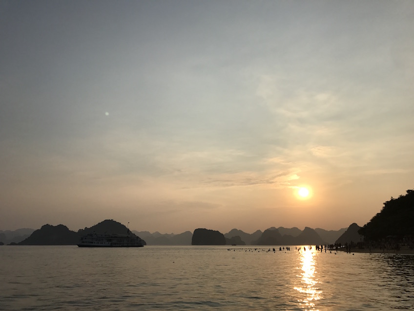 Baie d'Halong Vietnam coucher du soleil