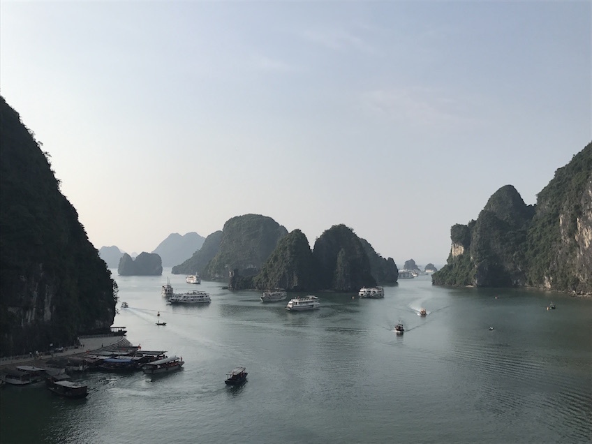 Baie d'Halong Vietnam vue Grotte Surprise