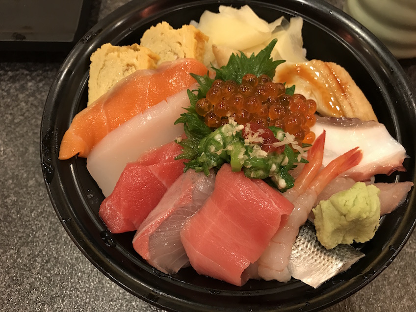 Chirashi sushi