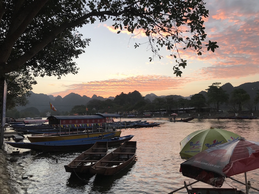 Pagode Parfumee riviere coucher du soleil