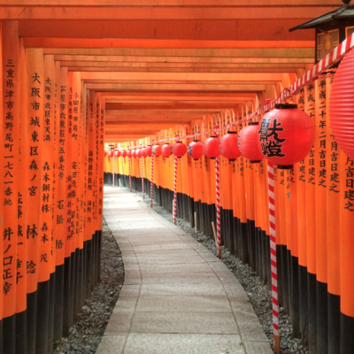 Couloir de Torii Sanctuaire Fushimi Inari Taisha Kyoto