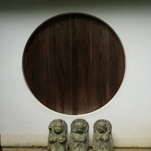 kyoto-hirashiyama-bouddhas